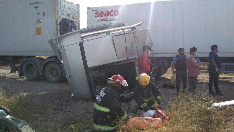 Impresionante choque entre camiones en un camino alternativo por los cortes