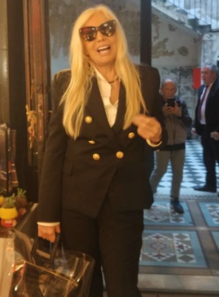 La diva se mostró sonriente y dispuesta a sacarse fotos con todos lo que se lo pidieran. La diva se mostró sonriente y dispuesta a sacarse fotos con todos lo que se lo pidieran.