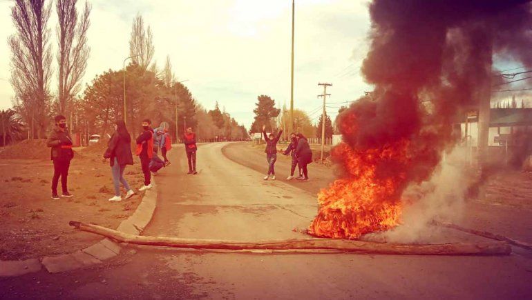Caos de tránsito: también cortan la Ruta 151 en Cinco Saltos