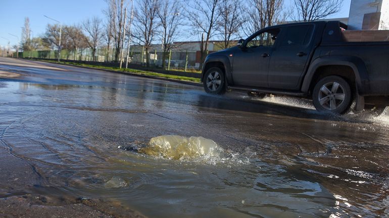 Los vecinos de barrio La Sirena están cansados de los derrames cloacales