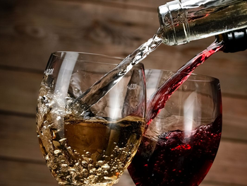 Consumo per cápita 2025: 15,7 litros, récord histórico a la baja. De 29,2 litros en 2005 a menos de 16 litros: la crisis interna obliga a repensar la vitivinicultura argentina. Consumo per cápita 2025: 15,7 litros, récord histórico a la baja. De 29,2 litros en 2005 a menos de 16 litros: la crisis interna obliga a repensar la vitivinicultura argentina.