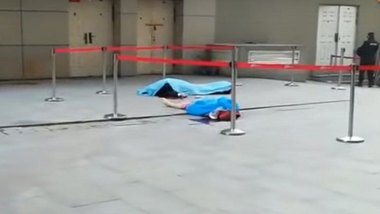 Tanto la suicida como el héroe murieron en el acto en un shopping.