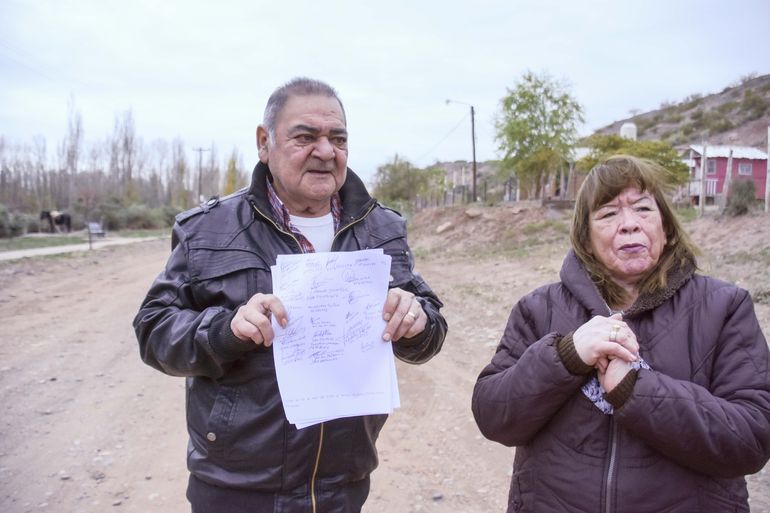 Los vecinos juntaron firmas para que el gobernador Gutiérez asista a una reunión el jueves 19 de mayo. Wircaleo está al tanto de la situación.