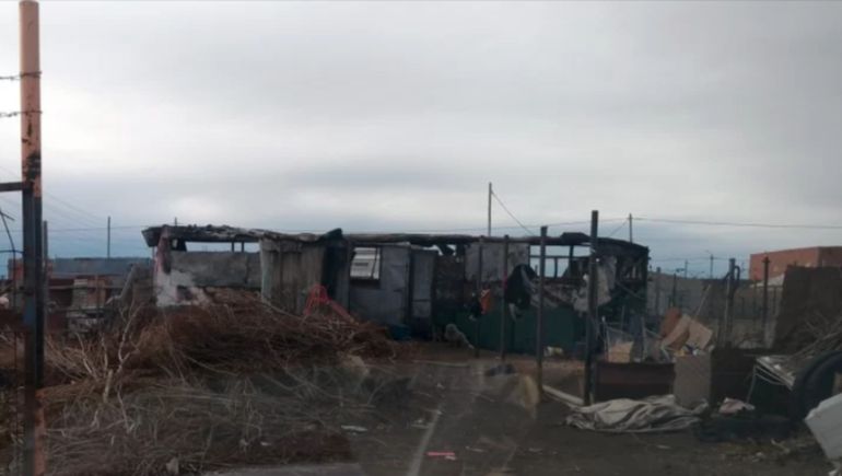Así quedó el micro que se incendió en Río Gallegos, que había sido convertido en una precaria casilla en la que vivían los 9 integrantes de la familia.