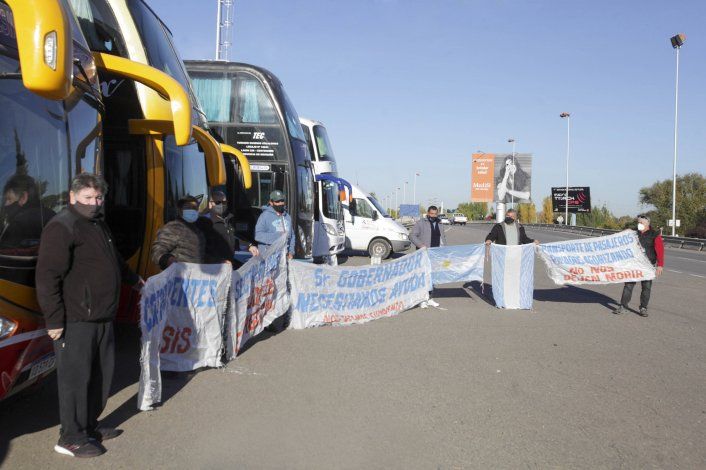 Transportistas resisten en los puentes carreteros por tiempo indefinido