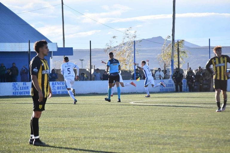 Juan Lazaneo convirtió el gol y salió a festejar. Entró con la 17 en la espalda y le dio la victoria a su equipo. Fotos: prensa Rincón&nbsp;