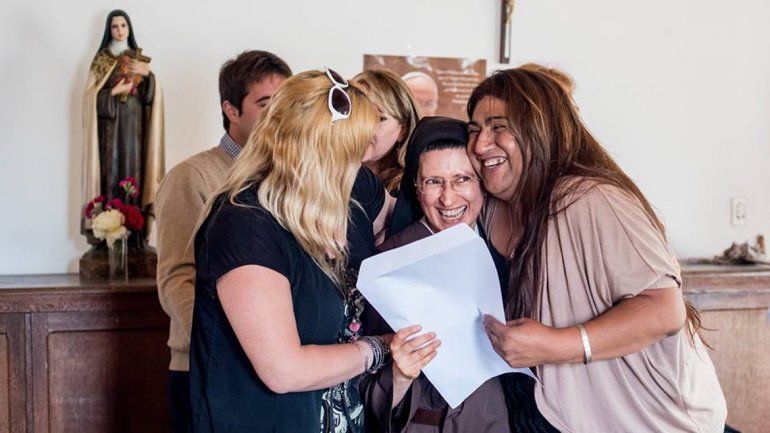 La monja Mónica Astorga junto a la presidenta de la ONG