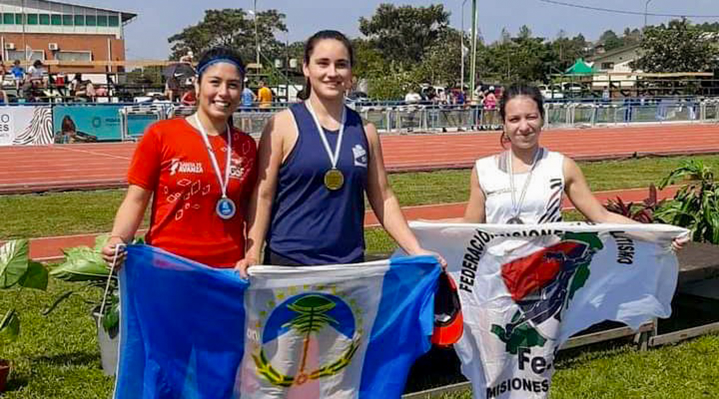 Agustina Baigorria, en el centro, se destacó en Misiones.