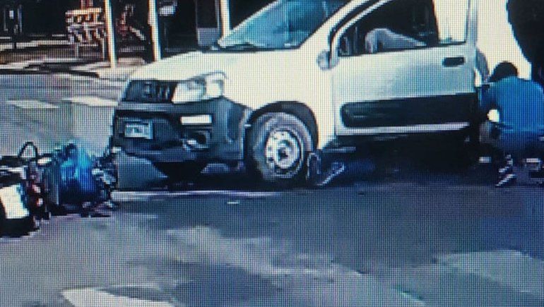 Impactante video: en vivo, filmó el choque que sufrió un motociclista