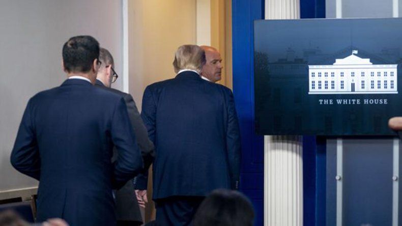 Video: evacuaron de emergencia a Donald Trump por un tiroteo