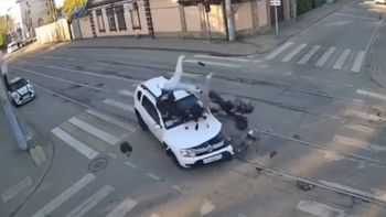 Los motociclistas salieron despedidos tras el violento impacto con la camioneta en Krasnodar, Rusia. Los motociclistas salieron despedidos tras el violento impacto con la camioneta en Krasnodar, Rusia.