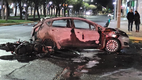 Trágico accidente: chocó contra un auto, se prendió fuego su moto y murió