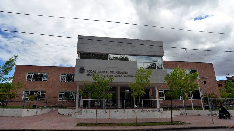 Condenan a una policía por golpear a dos chicas en un boliche