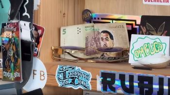 Misterio develado: ¿por qué hay un billete de $5 con la cara de Nacho Elizalde en el estudio de Tiny Desk? Misterio develado: ¿por qué hay un billete de $5 con la cara de Nacho Elizalde en el estudio de Tiny Desk?