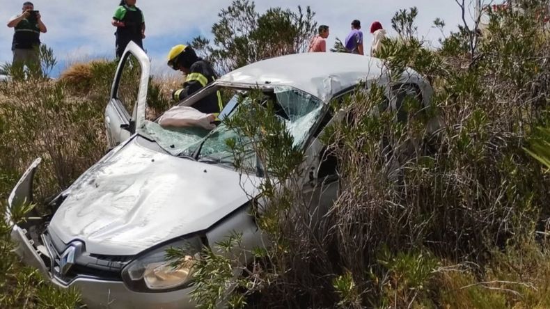 Ruta 237: un hombre perdió el control, despistó y volcó en Piedra del Águila | LM Neuquen Ruta 237: un hombre perdió el control, despistó y volcó en Piedra del Águila