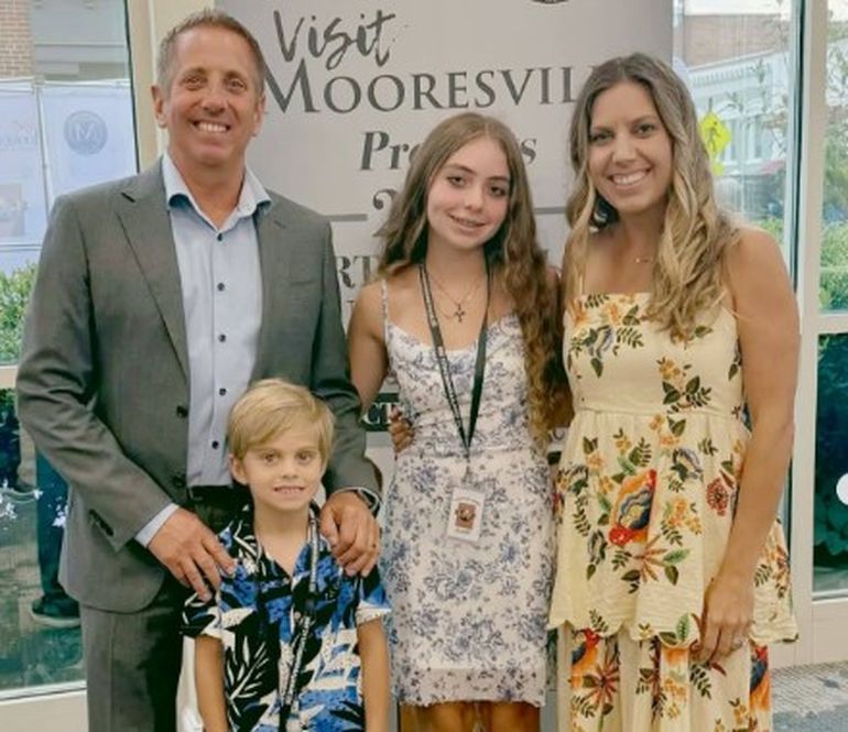 En el accidente murieron el piloto de NASCAR y otras seis personas, incluyendo a su esposa y sus dos hijos. En el accidente murieron el piloto de NASCAR y otras seis personas, incluyendo a su esposa y sus dos hijos.