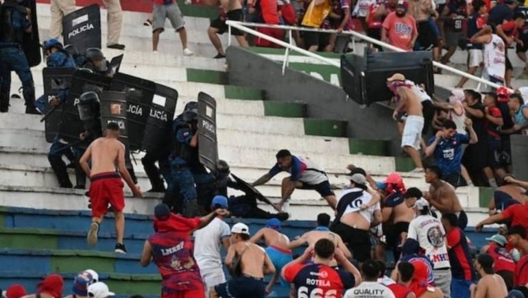Piedrazos, balas de goma y policías heridos: los fuertes videos de una batalla en un clásico de Paraguay