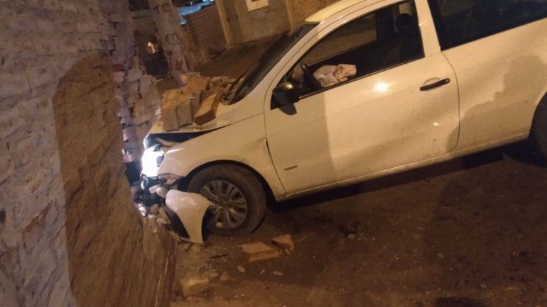 Cuenca XV: estaban durmiendo y un auto se incrustó en la casa