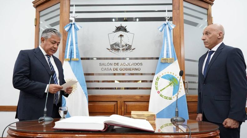 Rolando Figueroa le tomó juramento al nuevo secretario de Seguridad de Neuquén | LM Neuquen Rolando Figueroa le tomó juramento al nuevo secretario de Seguridad de Neuquén