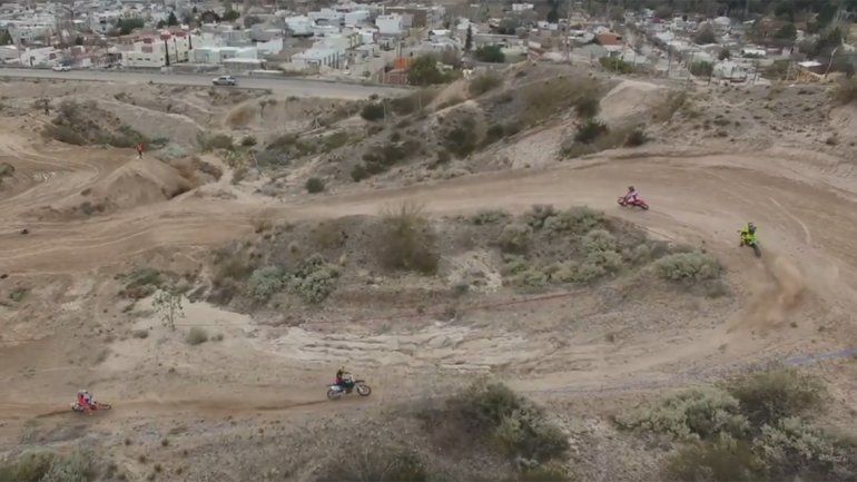 En medio del reclamo por daños ambientales, así corren las motos de enduro por las bardas