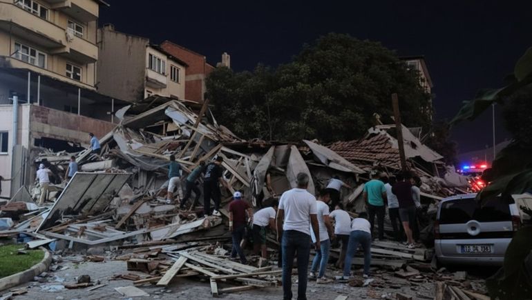 Un fuerte sismo en Turquía destruyó edificios y dejó 26 heridos que saltaron por ventanas y balcones