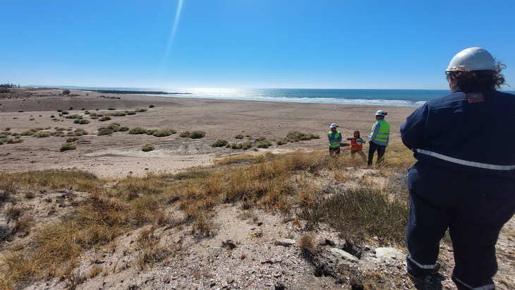 Autoridades provinciales y técnicos de VMOS S.A. verifican los estándares de seguridad en la terminal de Punta Colorada. Autoridades provinciales y técnicos de VMOS S.A. verifican los estándares de seguridad en la terminal de Punta Colorada.