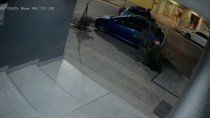 Lo chocaron en pleno centro de Neuquén y se dieron a la fuga.