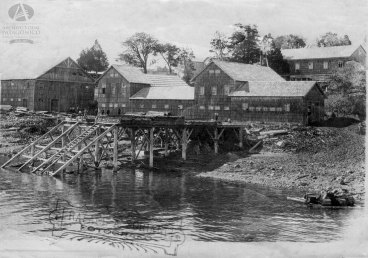 Aserradero, carpintería y molino harinero de Primo Capraro ubicado en San Carlos de Bariloche y adquirido a la Sociedad Comercial y Ganadera Chile-Argentina. (Foto: 1920) Aserradero, carpintería y molino harinero de Primo Capraro ubicado en San Carlos de Bariloche y adquirido a la Sociedad Comercial y Ganadera Chile-Argentina. (Foto: 1920)