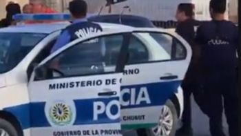 La policía de Rawson buscaba al presunto autor de la agresión, que luego de dispararle al perro huyó a toda velocidad en su camioneta tipo combi. La policía de Rawson buscaba al presunto autor de la agresión, que luego de dispararle al perro huyó a toda velocidad en su camioneta tipo combi.