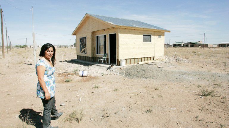 Roxana se metió en la casa de los delincuentes y pudo recuperar algunas partes de su vivienda prefabricada.