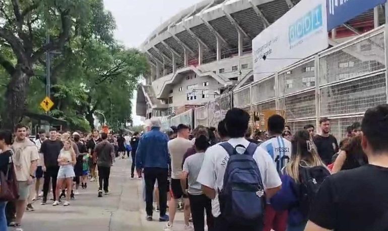 La odisea de un hincha de la región para ver Argentina-Brasil: de la reventa a una fila de tres horas