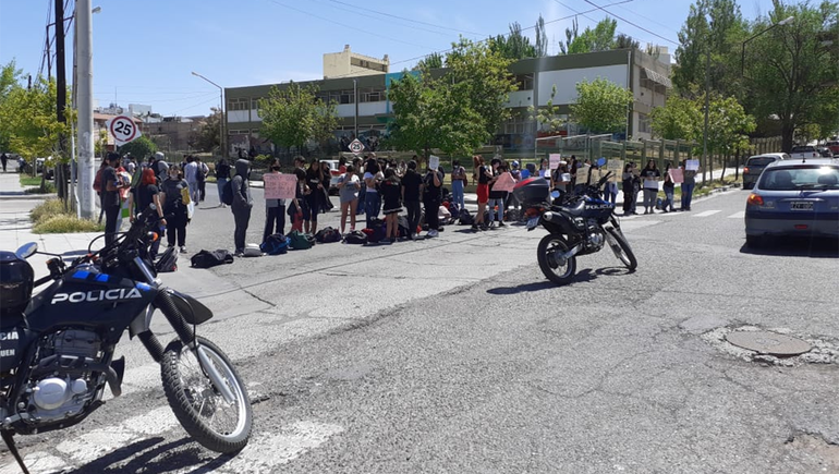 Alumnos reclaman por abusos y acosos dentro de un colegio neuquino