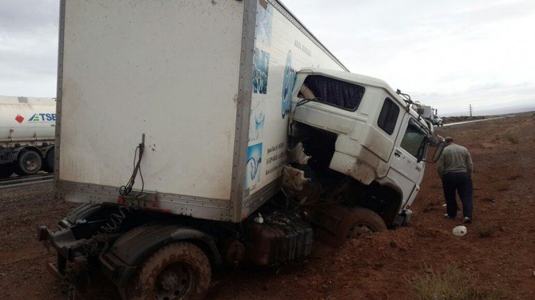 Perdió el control del camión y derrapó en la Ruta 7