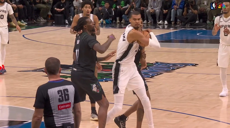 El codazo de Wembanyama en su primera expulsión en la NBA.