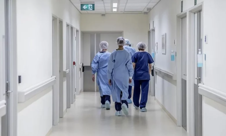 Cambios en las residencias médicas: priorizarán a los profesionales formados en el país