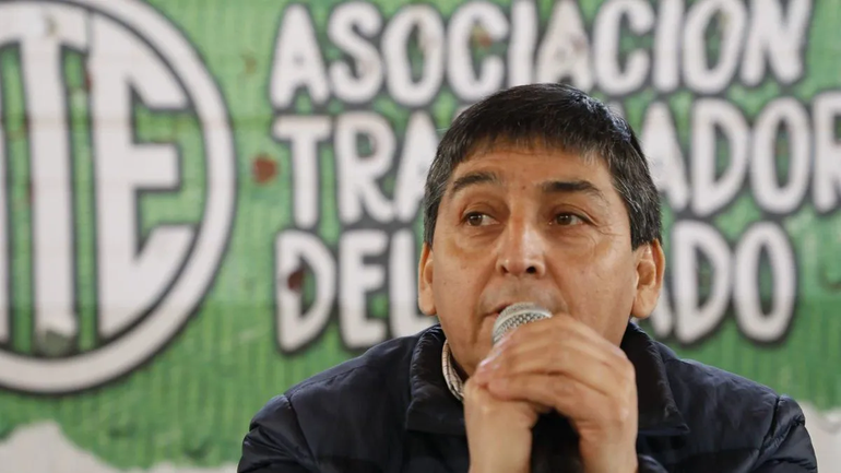 Carlos Quintriqueo secretario general de ATE Neuquén, dijo que el nuevo decreto, que actualiza el valor de los viáticos, solo beneficia a los funcionarios con gastos a rendir. Carlos Quintriqueo secretario general de ATE Neuquén, dijo que el nuevo decreto, que actualiza el valor de los viáticos, solo beneficia a los funcionarios con gastos a rendir.