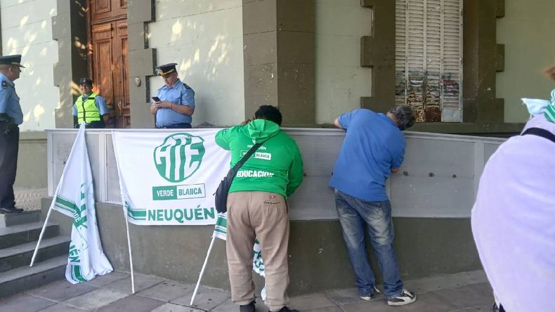 Tras la fallida negociación entre ATE y el Gobierno: qué pasa con las clases este miércoles en Neuquén | LM Neuquen Tras la fallida negociación entre ATE y el Gobierno: qué pasa con las clases este miércoles en Neuquén