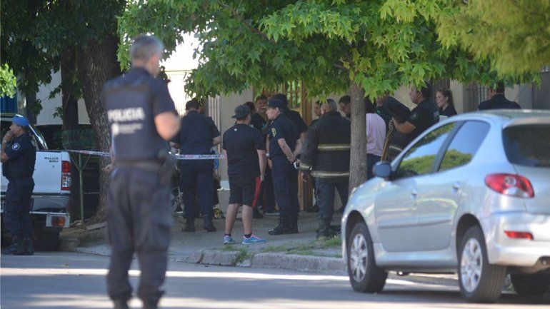 Discutió con la vecina y la asesinó de seis puñaladas