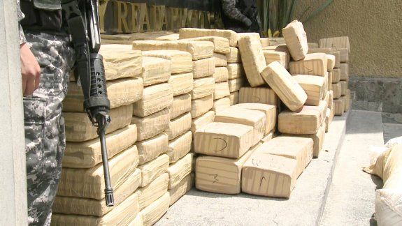 El juez federal Gustavo Villanueva encabezó el procedimiento realizado ayer en Picún Leufú, donde desenterraron la droga en una chacra. Hay tres personas detenidas.