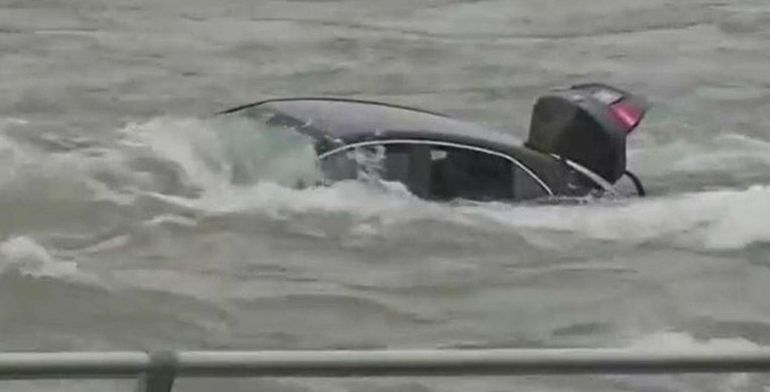 Tragedia en las cataratas del Niágara: murió una mujer tras caer al río con su auto