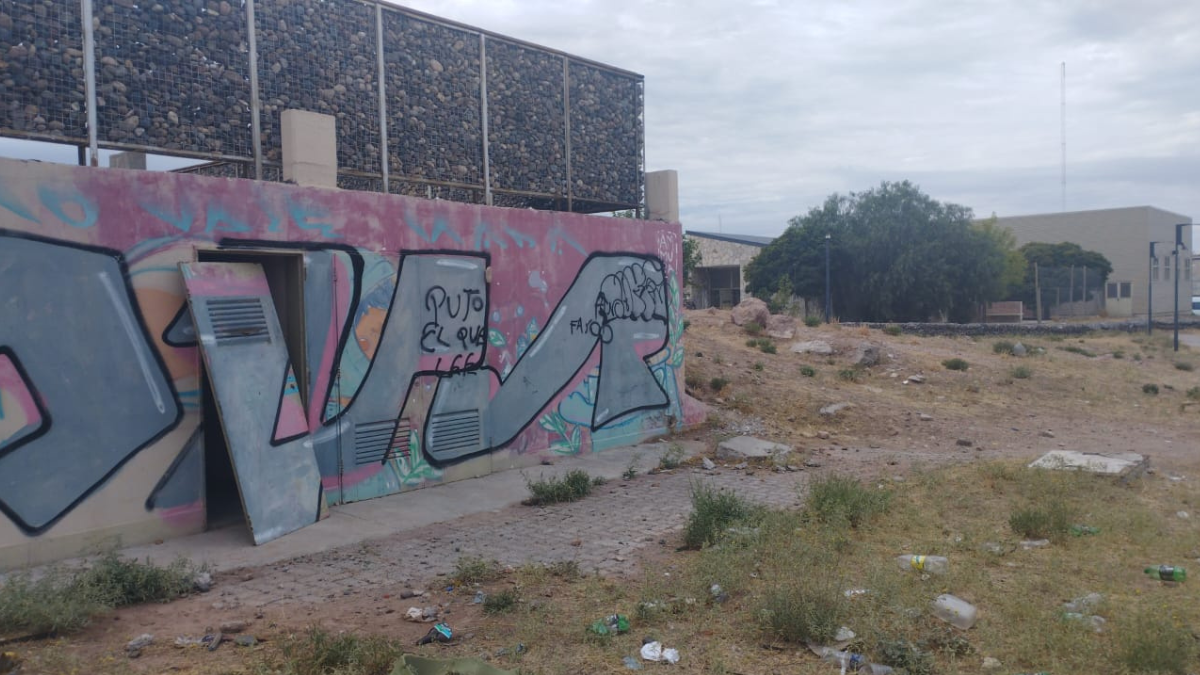 Padres denuncian que el patio de una escuela está tomado por personas ...