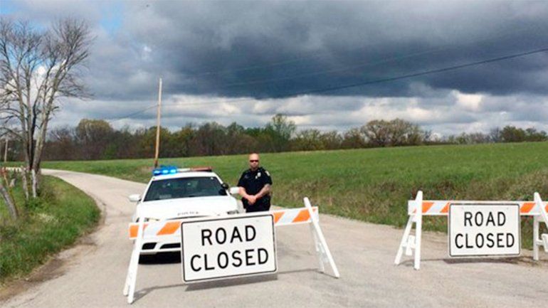 Un policía evitando el ingreso al lugar donde ocurrió el tiroteo.