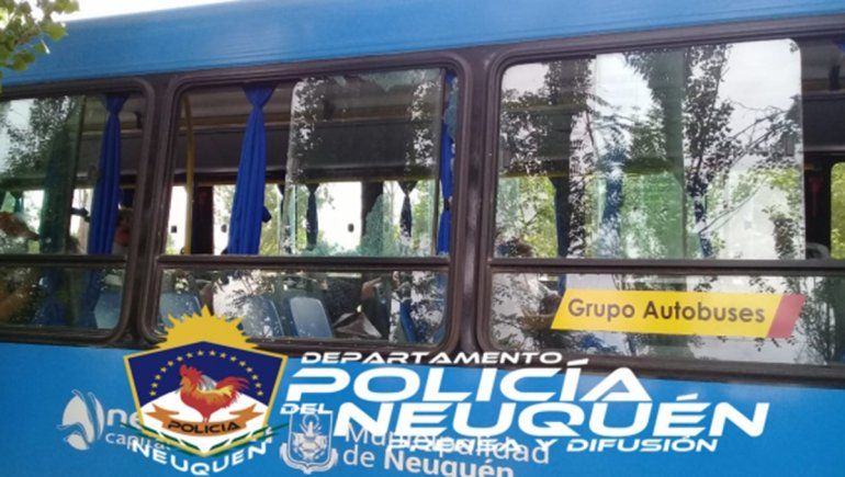 Jóvenes apedrearon un colectivo y una mujer resultó herida