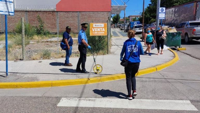 Quiso ayudar a un hombre que era golpeado y los apuñalaron con una tijera y un cuchillo