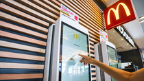Nuevo McDonalds en la Patagonia: en dos días evaluaron a más de 700 jóvenes que se postularon para trabajar. Nuevo McDonalds en la Patagonia: en dos días evaluaron a más de 700 jóvenes que se postularon para trabajar.