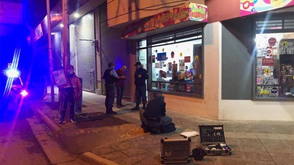 Se abalanzó sobre el ladrón para proteger a su familia
