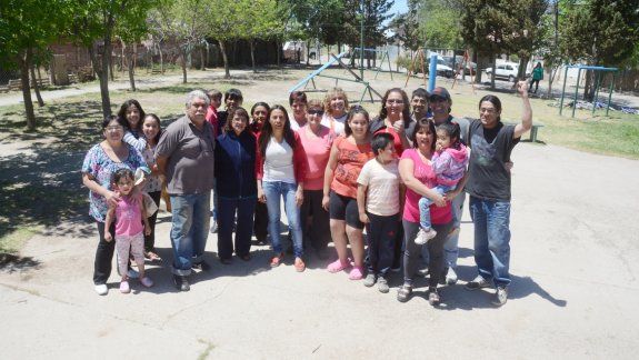 Ayer, integrantes de las 42 familias de la toma Jóvenes Sin Techo mostraron su alegría al conocer el apoyo de los concejales. Luego de sufrir robos y resistir intentos de desalojo, reina la felicidad.