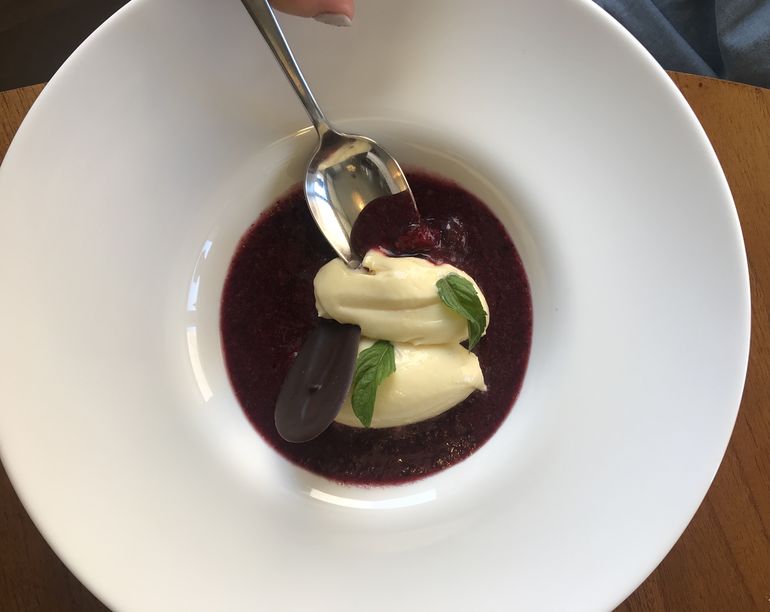 Sopa de frutos rojos , albahaca y chocolate blanco.