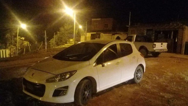 Auto robado en Cumelén: lo encontraron abandonado en una toma