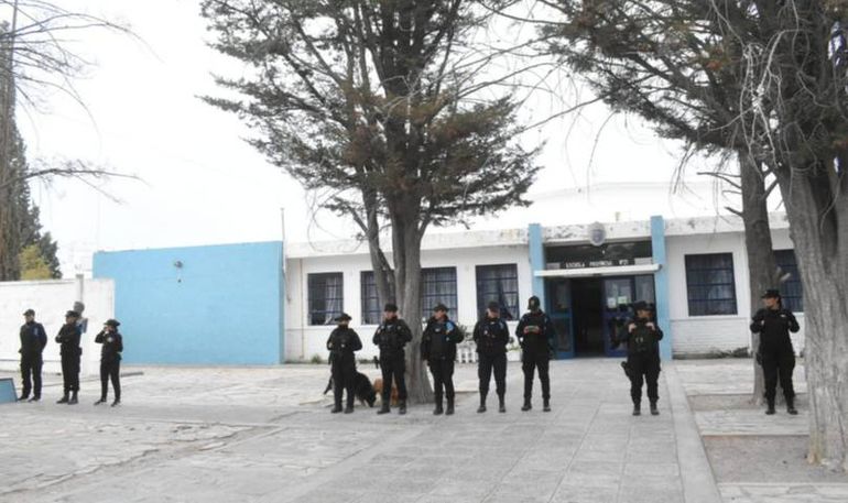 La Escuela Primaria N°21 de Trelew, sin clases y con custodia prolicial tras los incidentes del lunes. La Escuela Primaria N°21 de Trelew, sin clases y con custodia prolicial tras los incidentes del lunes.